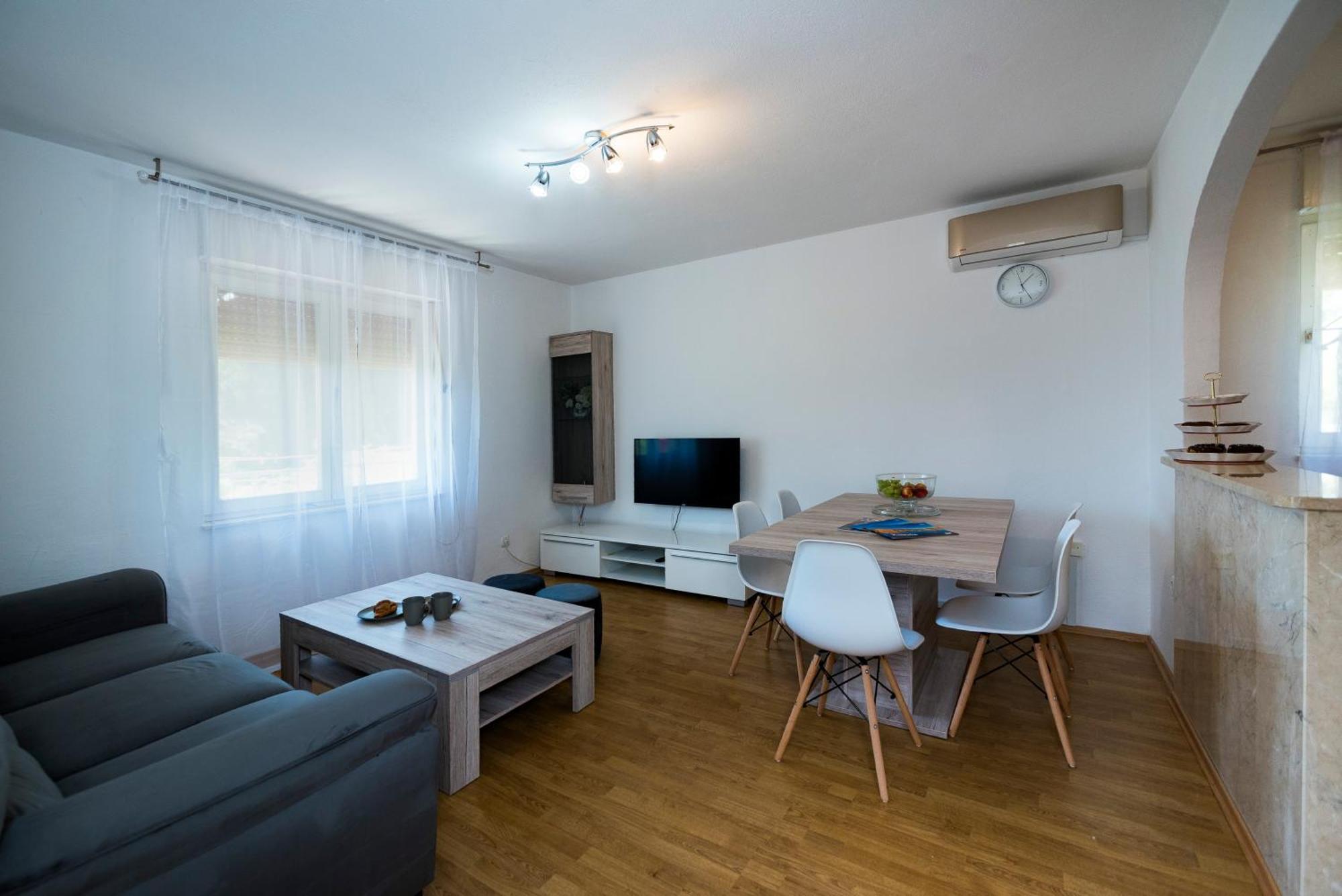 M&M Pelivan Apartments Solin Exterior photo