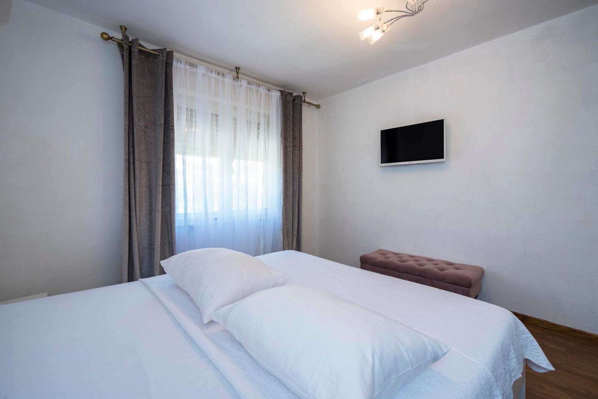 M&M Pelivan Apartments Solin Exterior photo