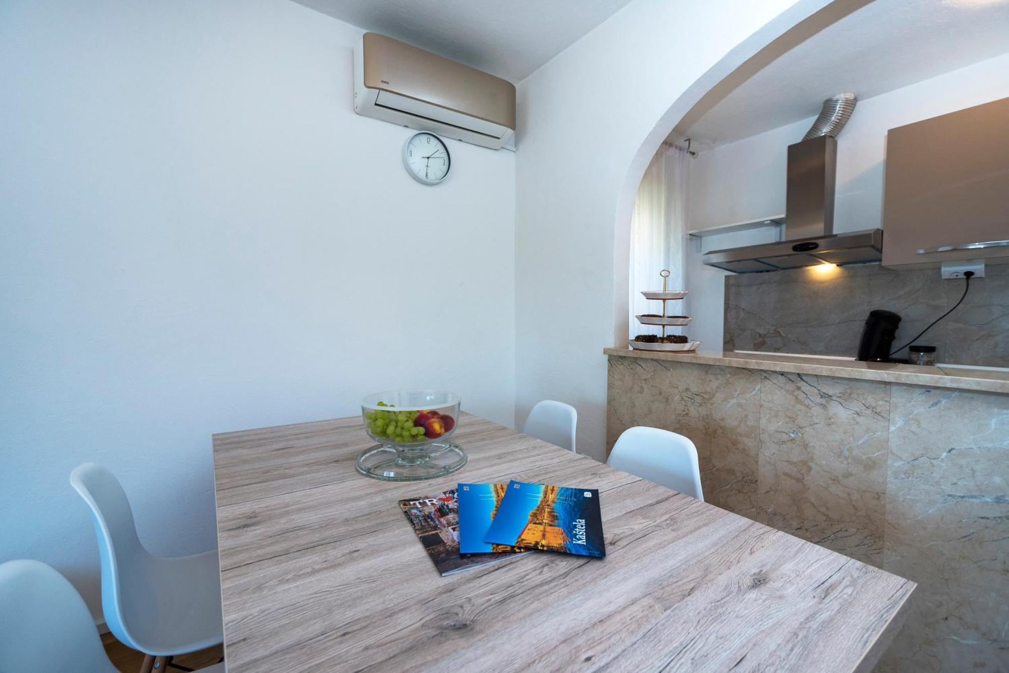 M&M Pelivan Apartments Solin Exterior photo